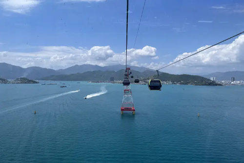 ‘빈펄 랜드 케이블카’ 는 세계 최장 해상 케이블카로 유명하며, 단순한 이동 수단을 넘어 관광 명소로까지 자리 잡았습니다.