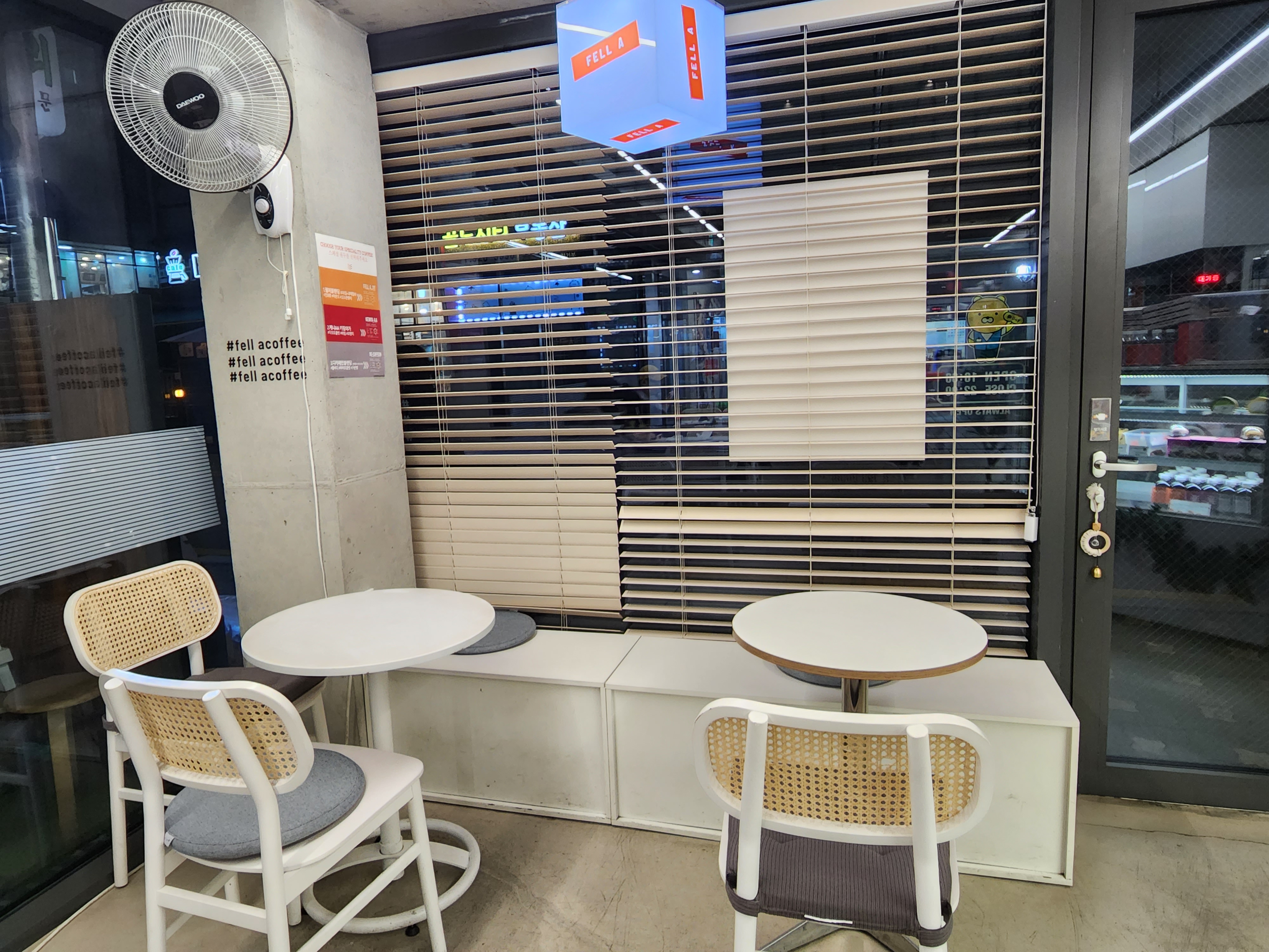 펠어커피 카페 테이블