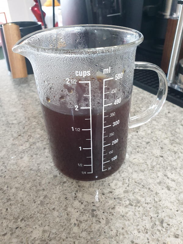 서버(비이커에 커피가 담겨 있다. 대략 380ml 정되 되는 양이다.