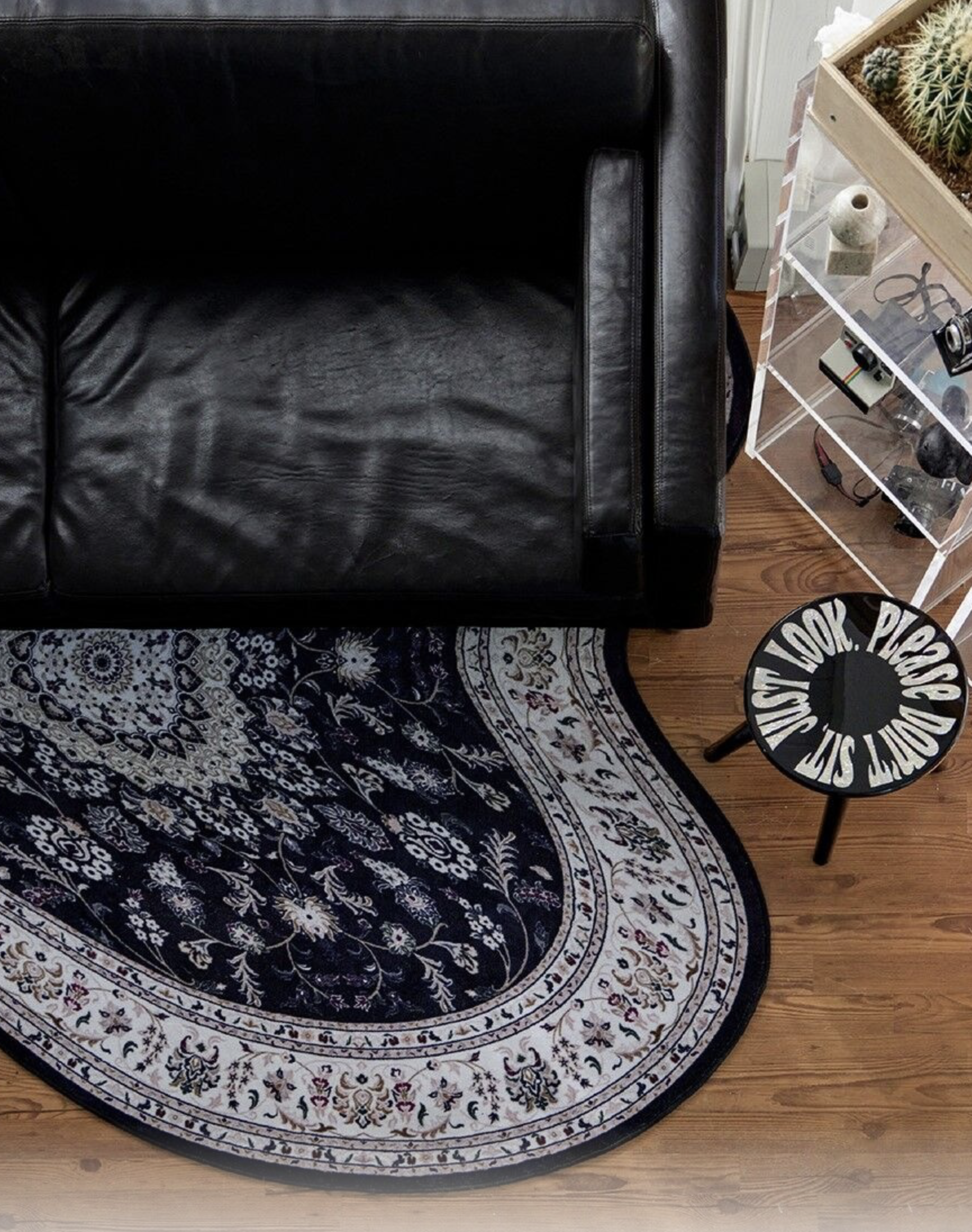검정색 빈티지 무늬 러그