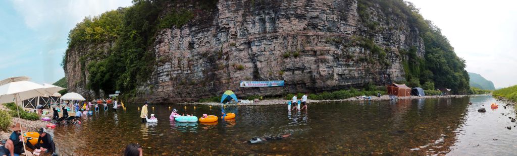 의성계곡 전체적인 모습을 담기 위해 파노라마 기능으로 길게 찍은 사진
