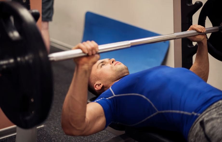 벤치프레스 수행 자세 이미지