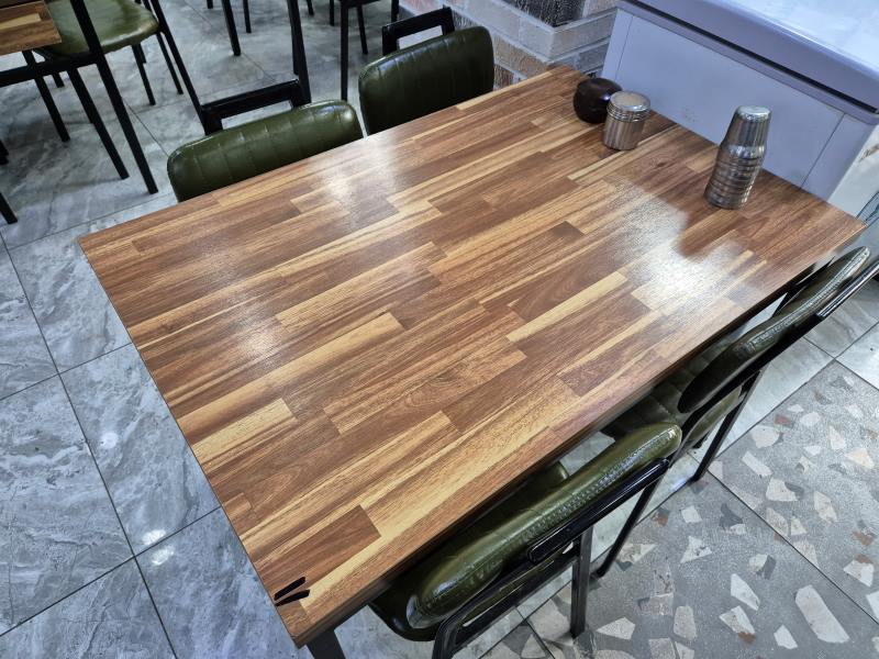 파파왕족발-내부-테이블-식사