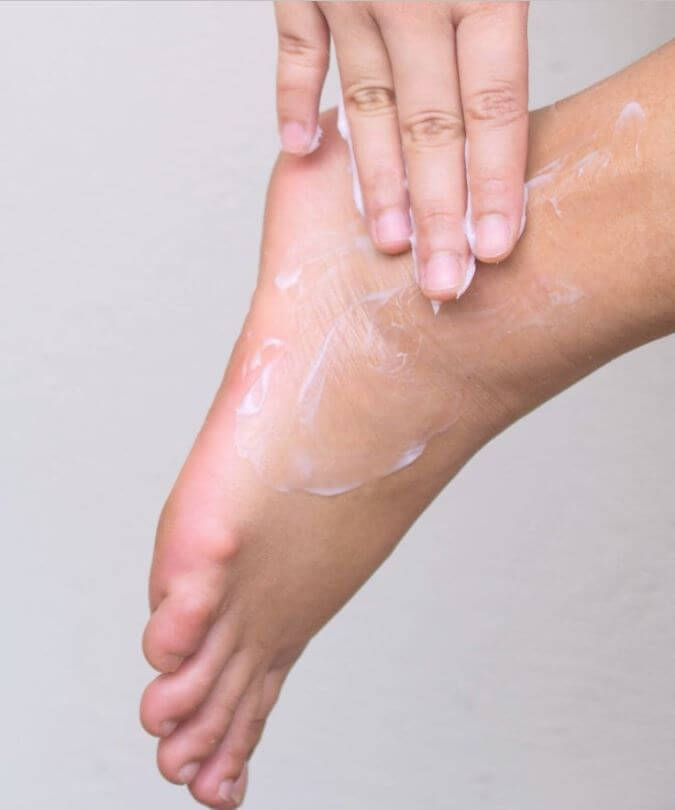 발에 로션을 바르는 모습