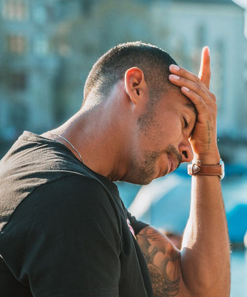 체했을때-두통이-생긴-남자