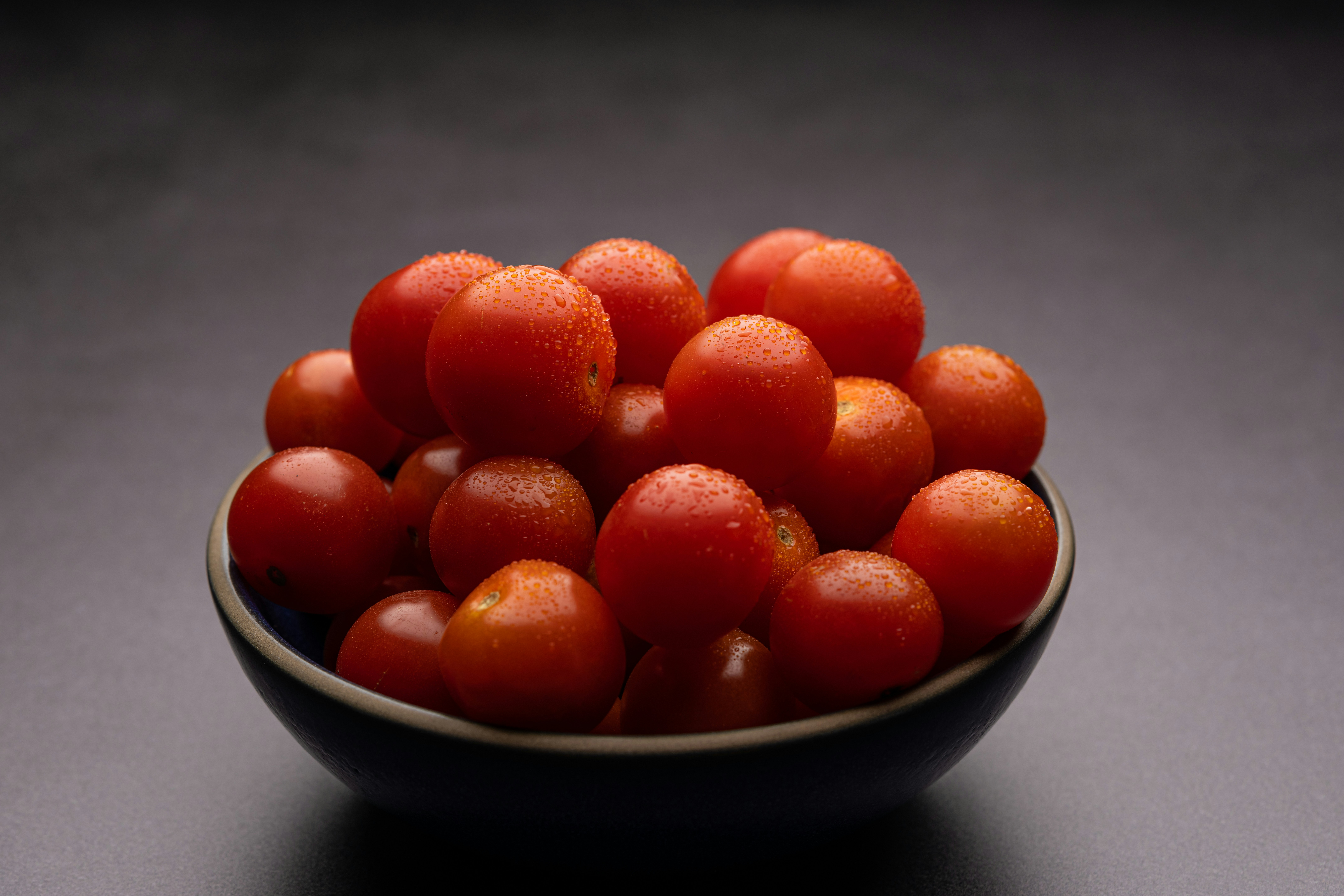 접시에 담긴 방울토마토