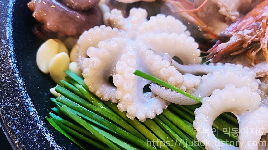 돌문어상회-돌문어삼합-토핑-돌문어-2