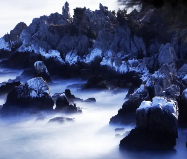 촛대바위 주변을 감싸는 바다 안개