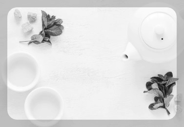 녹차를 우려낸 테이블 위 찻잔