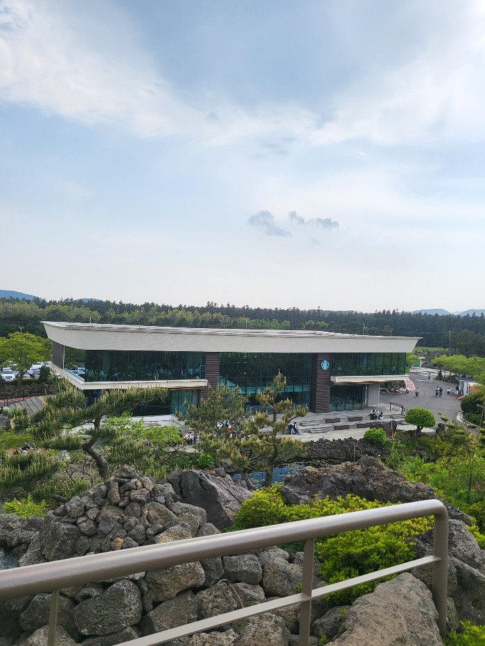 스타벅스 더제주송당파크R점 언덕산책로에서 바라본 모습