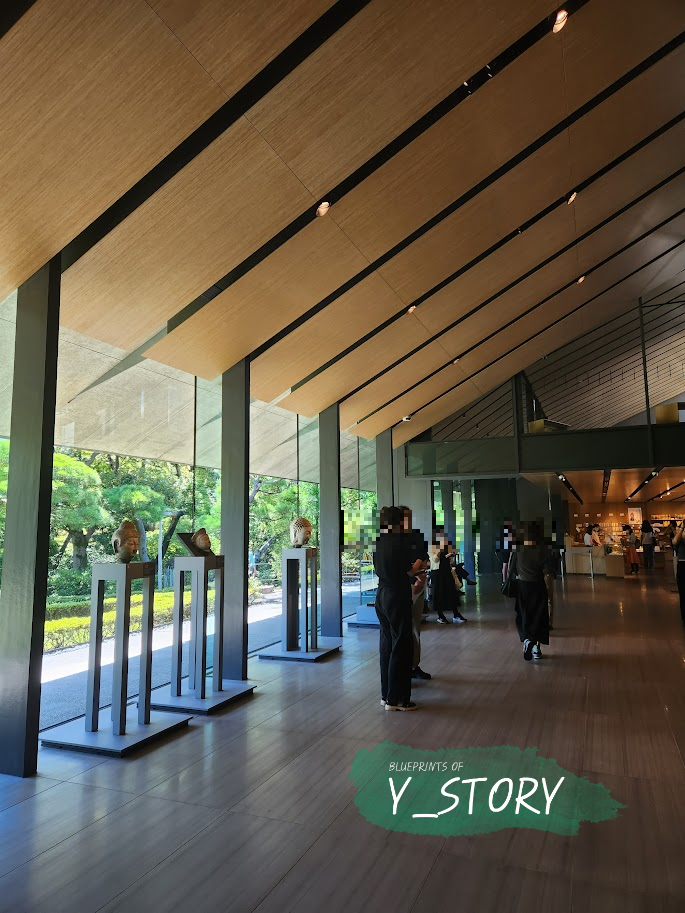 구마 겐고 건축가가 설계한 네즈 미술관의 내부 홀