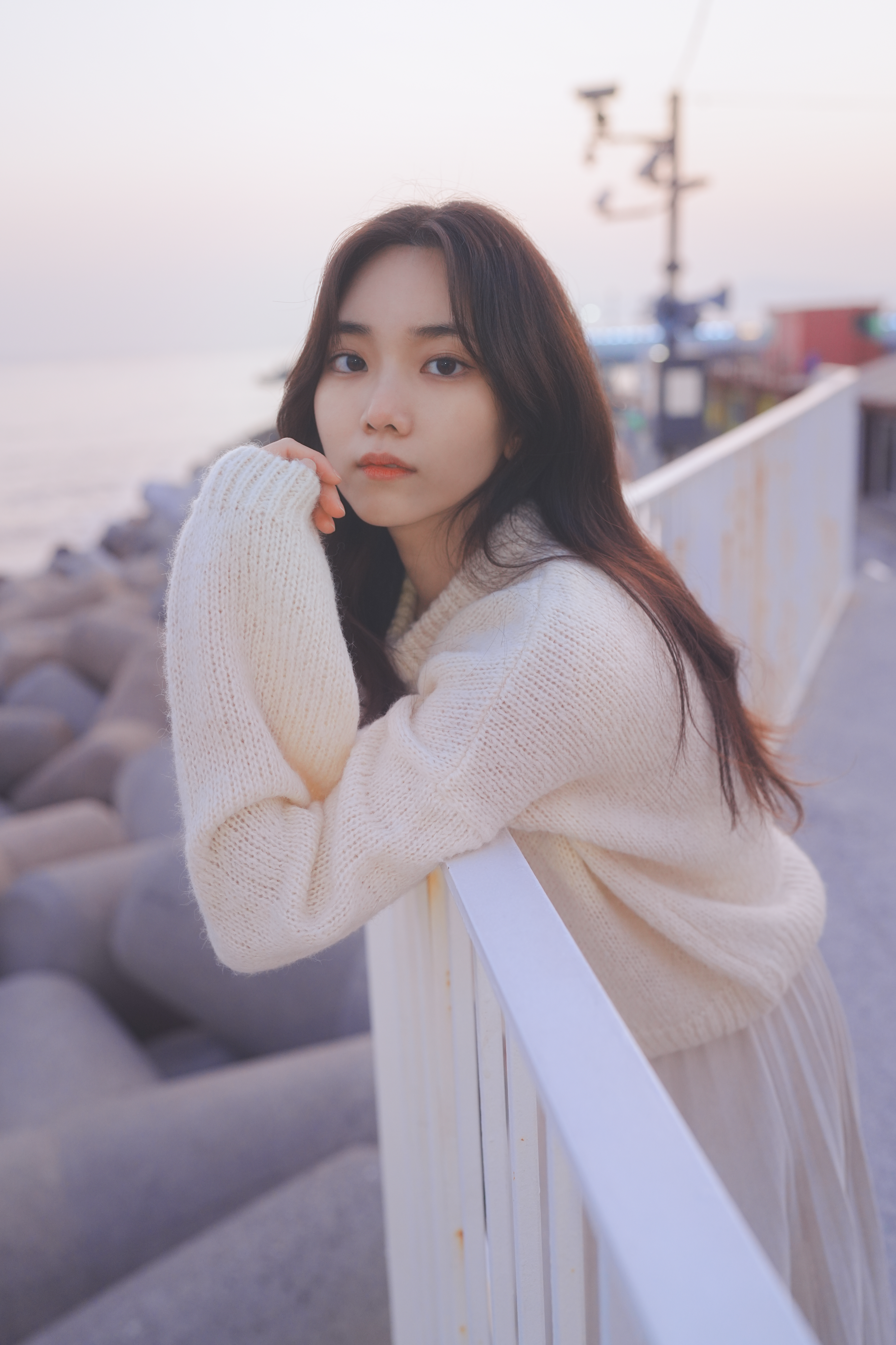 일몰 배경 바닷가 인물사진