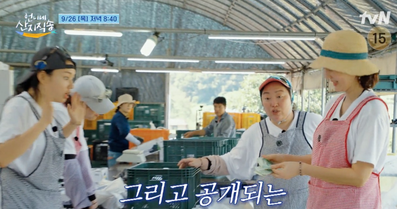 tvN 예능 언니네 산지직송 11화 염정아 스타일링 모자 제품 정보. 베이지색 모자에 청록색 띠가 포인트인 라피아 햇.