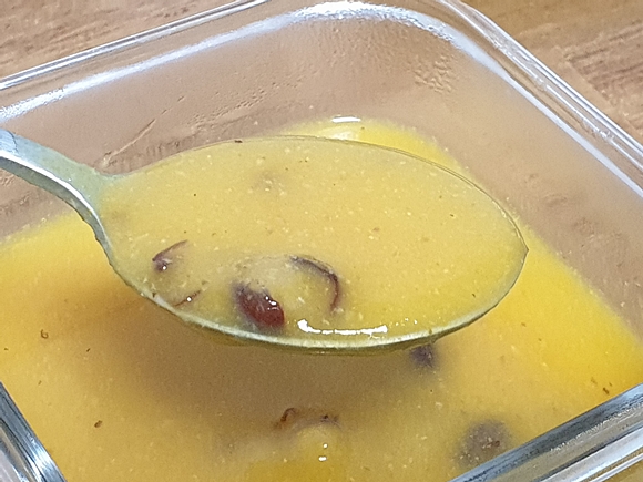 한살림-호박죽-한-숟가락-뜨는-모습