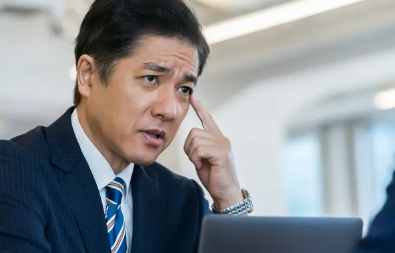 눈을 가르키는 남성