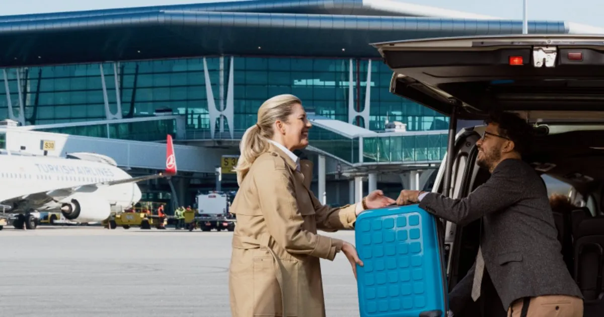 파리 샤를드골 공항 픽업 샌딩 서비스 전용 차량으로 여행객 짐을 도와주는 기사 모습