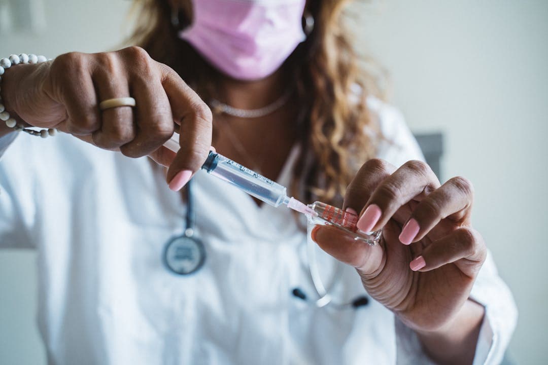 대상포진 예방접종 주사를 준비하는 여성