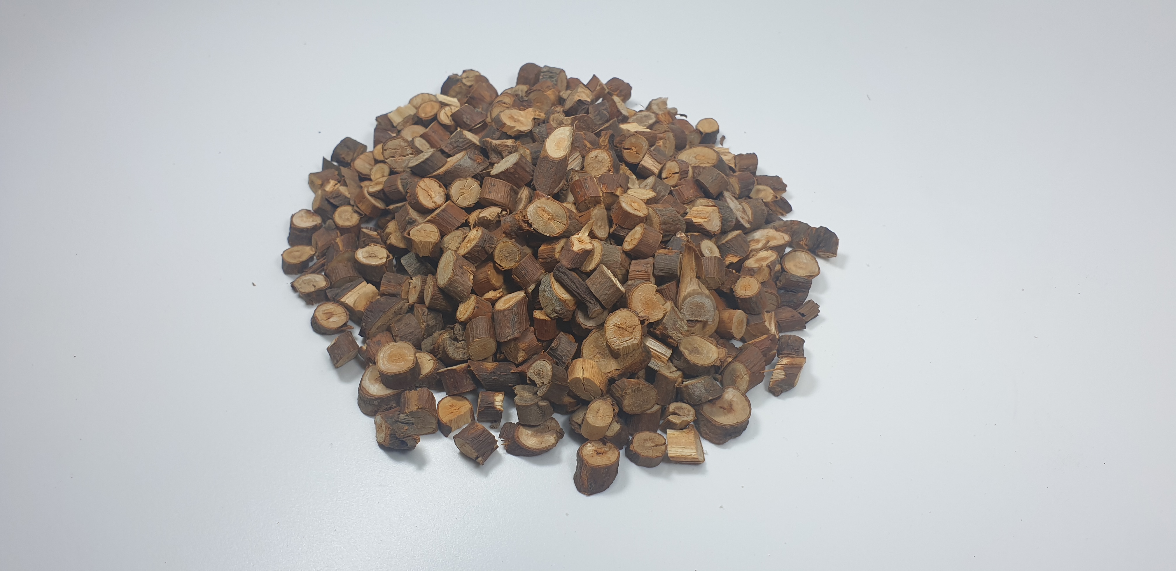 야생의 계수나무의 가지를 채취하여 깨끗하게 세척하고 건조한 후, 잘게 잘라 놓은 계지를 흰바닥 위에 수북하게 쌓아놓고 찍은 사진