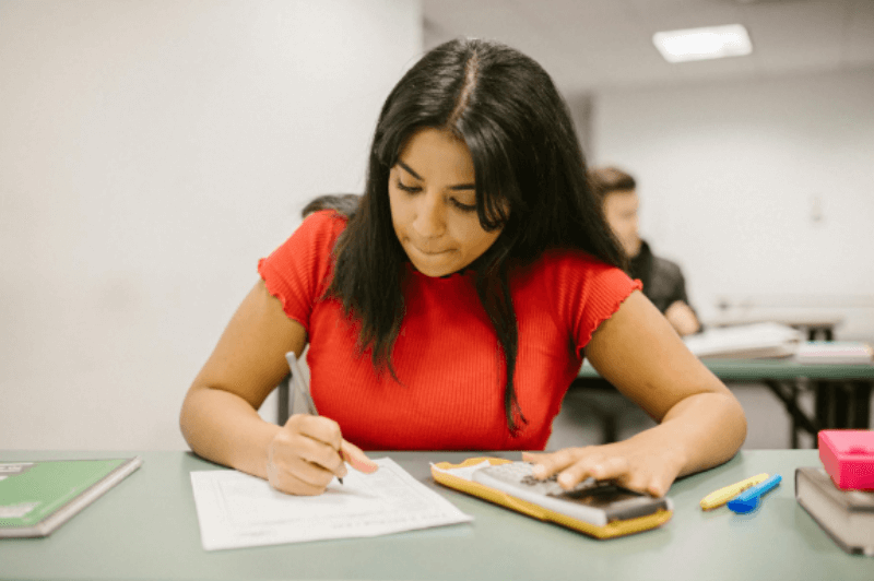 교실에서 시험문제 풀고 있는 여자 사진