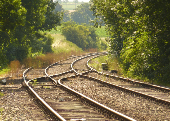 폐선된 기찻길을 따라 걷는 여행: 감성과 역사를 담은 철길 트래킹
