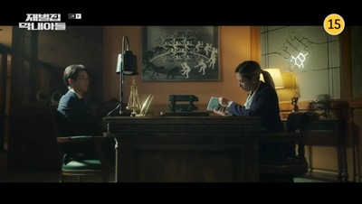 외국의 은행에서 여권을 검사받고 있는 송중기 입니다.