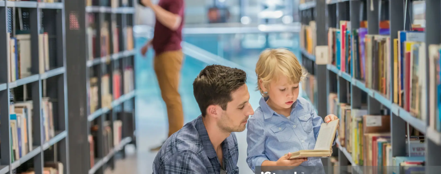 아빠와 도서관에서 책 읽는 아이 사진