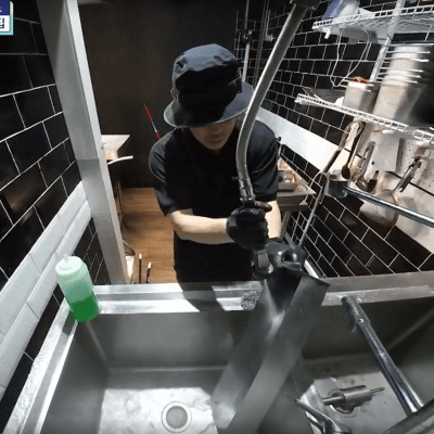 부산촌놈 in 시드니 4회, 고압 수돗물로 주방도구를 세척하는 이시언