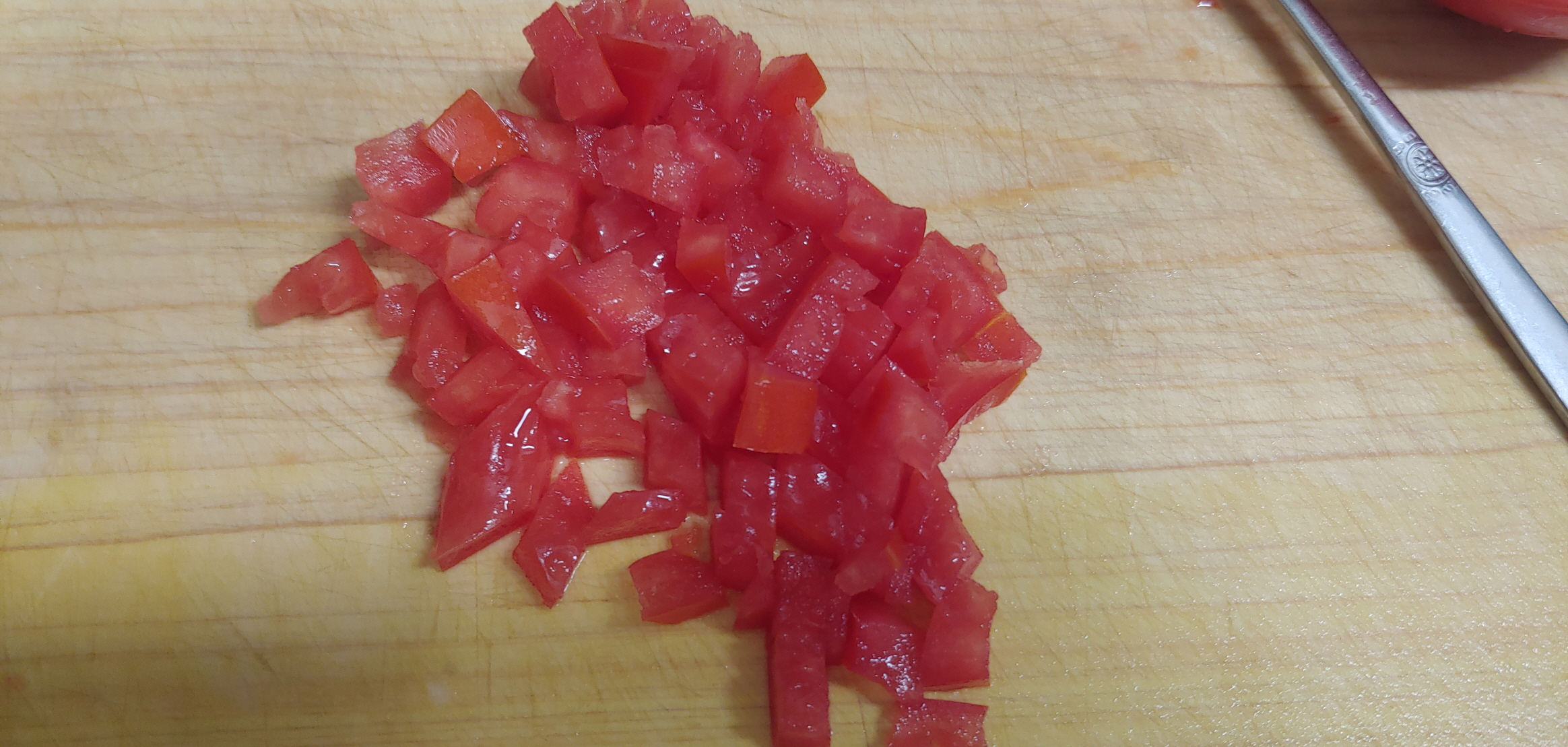 토마토를 이런식으로 잘라줍니다.