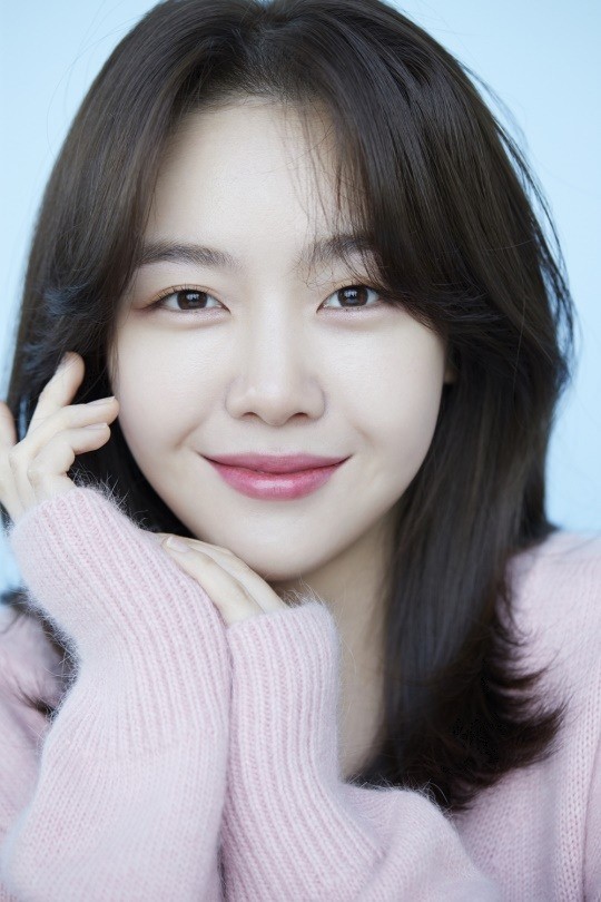방민아가 핑크옷을 입고 웃고 있는 모습