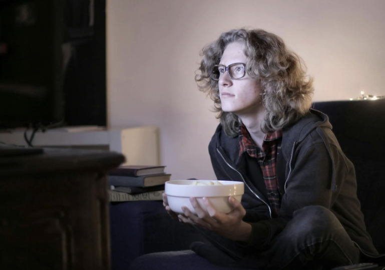 영화 시청하고 있는 30대