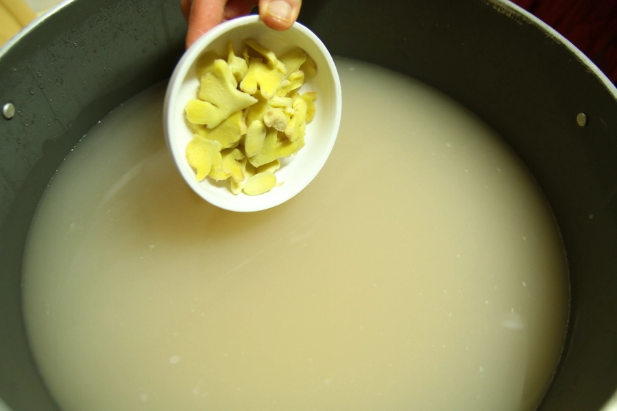 생강 넣는 모습