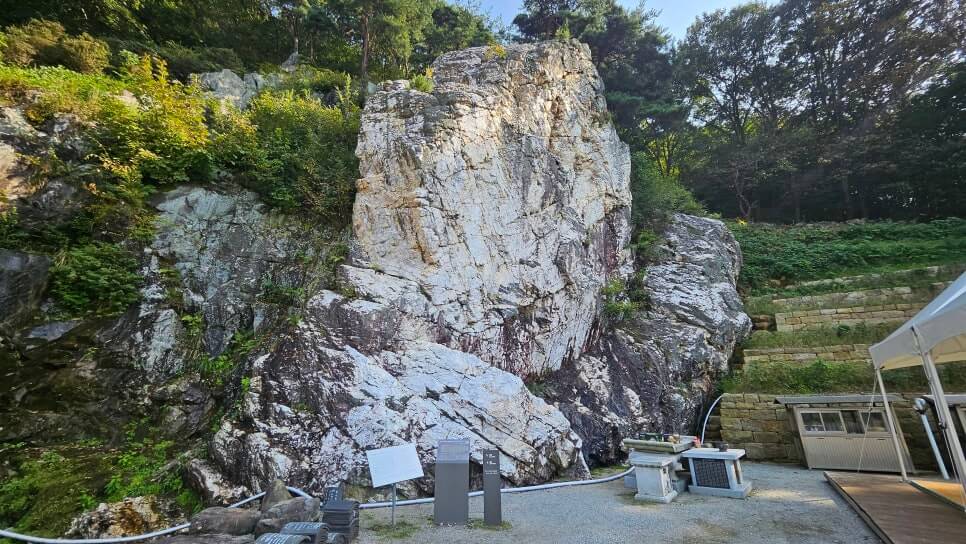 부여 미암사 : 세계 최대 금동 와불상 내부 탐방과 쌀바위 전설 불상 속으로 들어가는 이색 경험