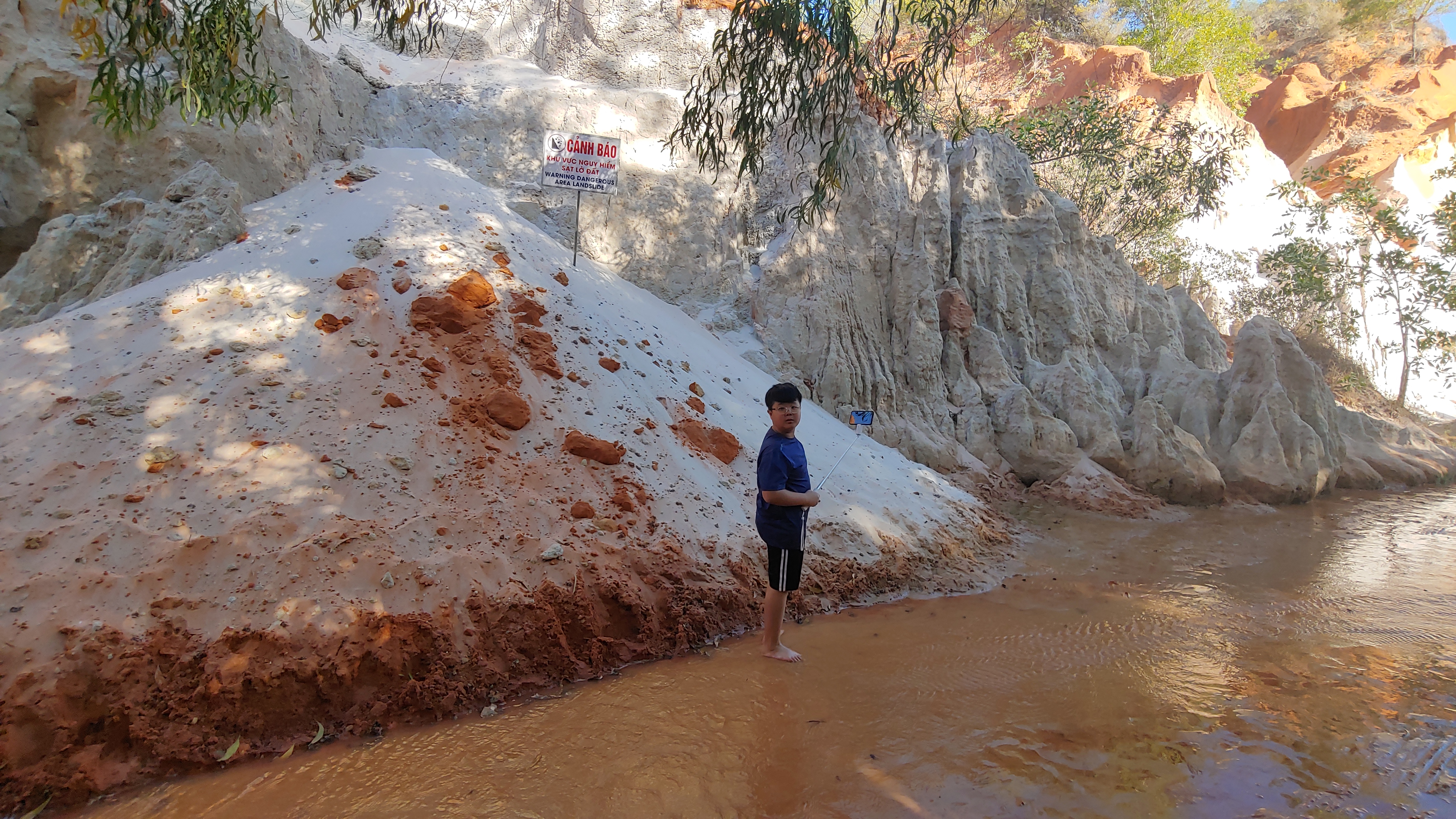요정의샘 기이한 암석 앞 기념촬영1