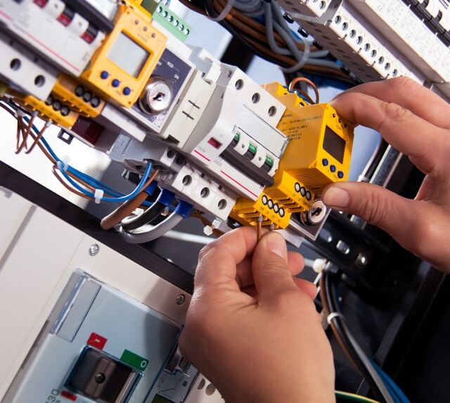 전기설비를-수리하는-사진