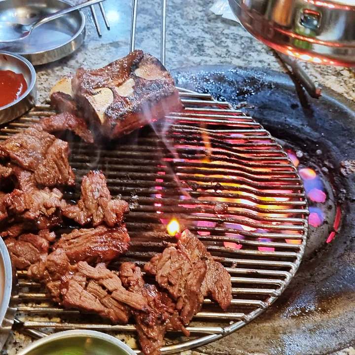 토요일은 밥이좋아 예산 덕산 스플라스 리솜 한우 양념 갈비 맛집 25년 전통 전문점 소갈비 연탄불 구이 예산10미 현지인 추천 토밥 좋아 방송정보
