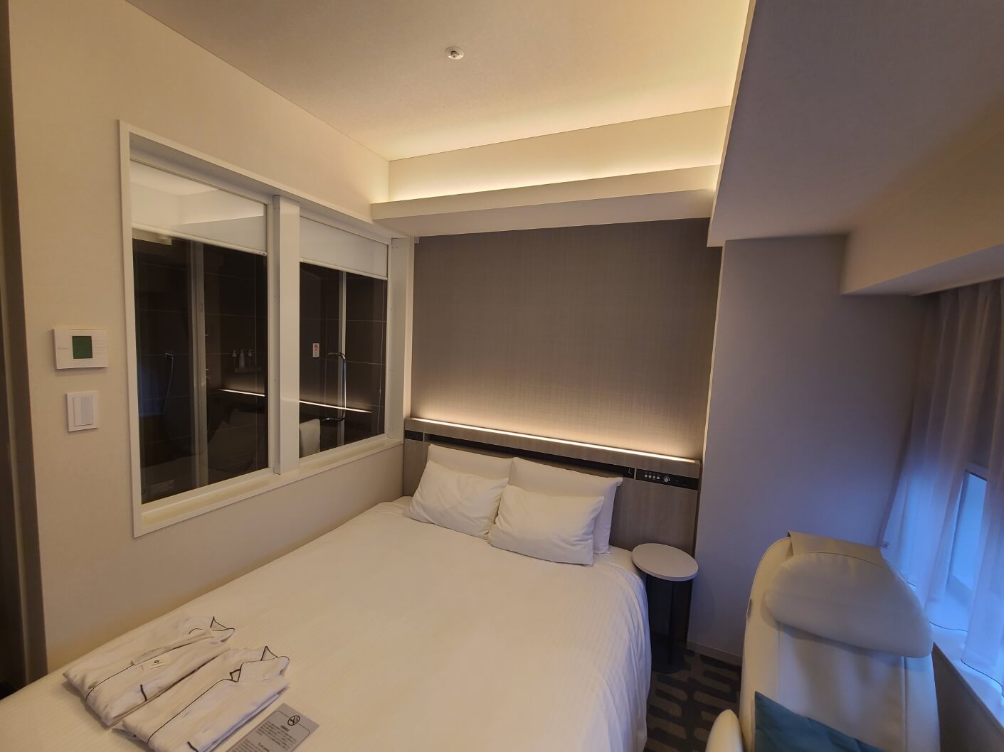 호텔 객실을 TV쪽에서 바라본 모습