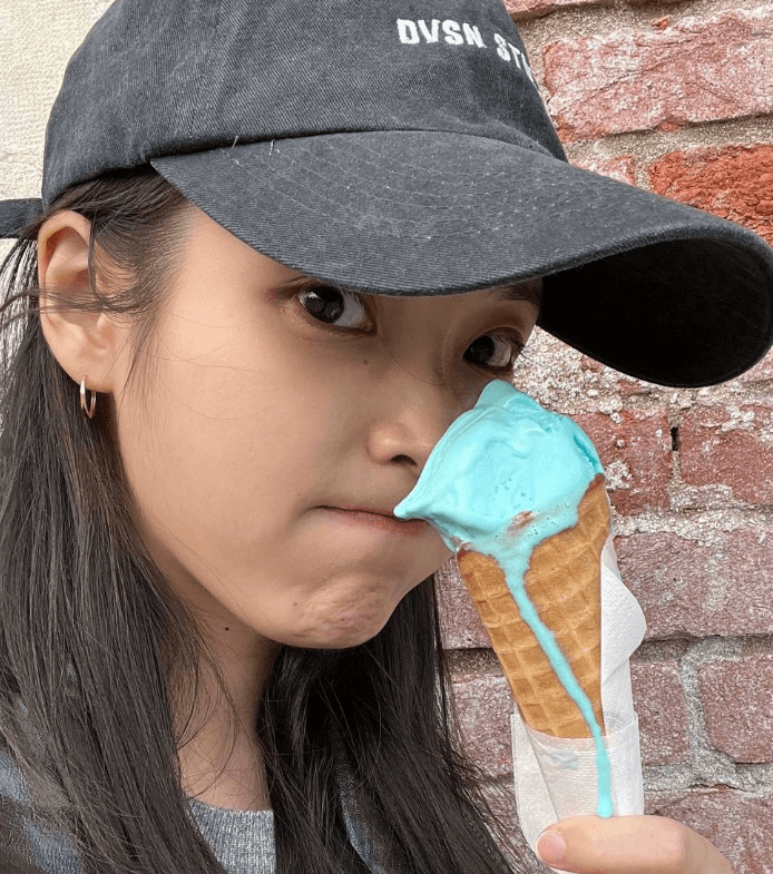 캡모자를 쓰고 민트 아이스크림을 들고있는 아이유