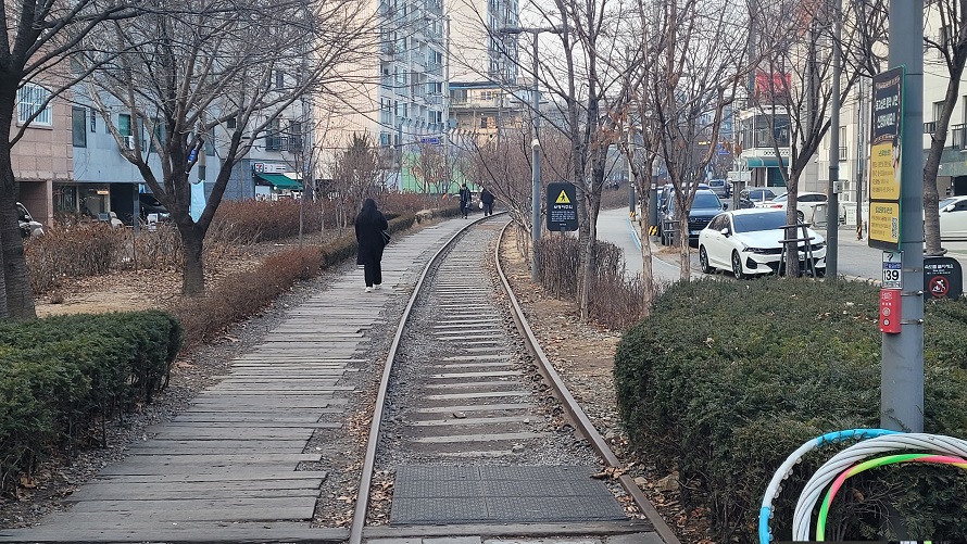예전 경춘선 철길은 사진처럼 이렇게 숲길로 조성되어 산책하기 좋게 되었습니다.