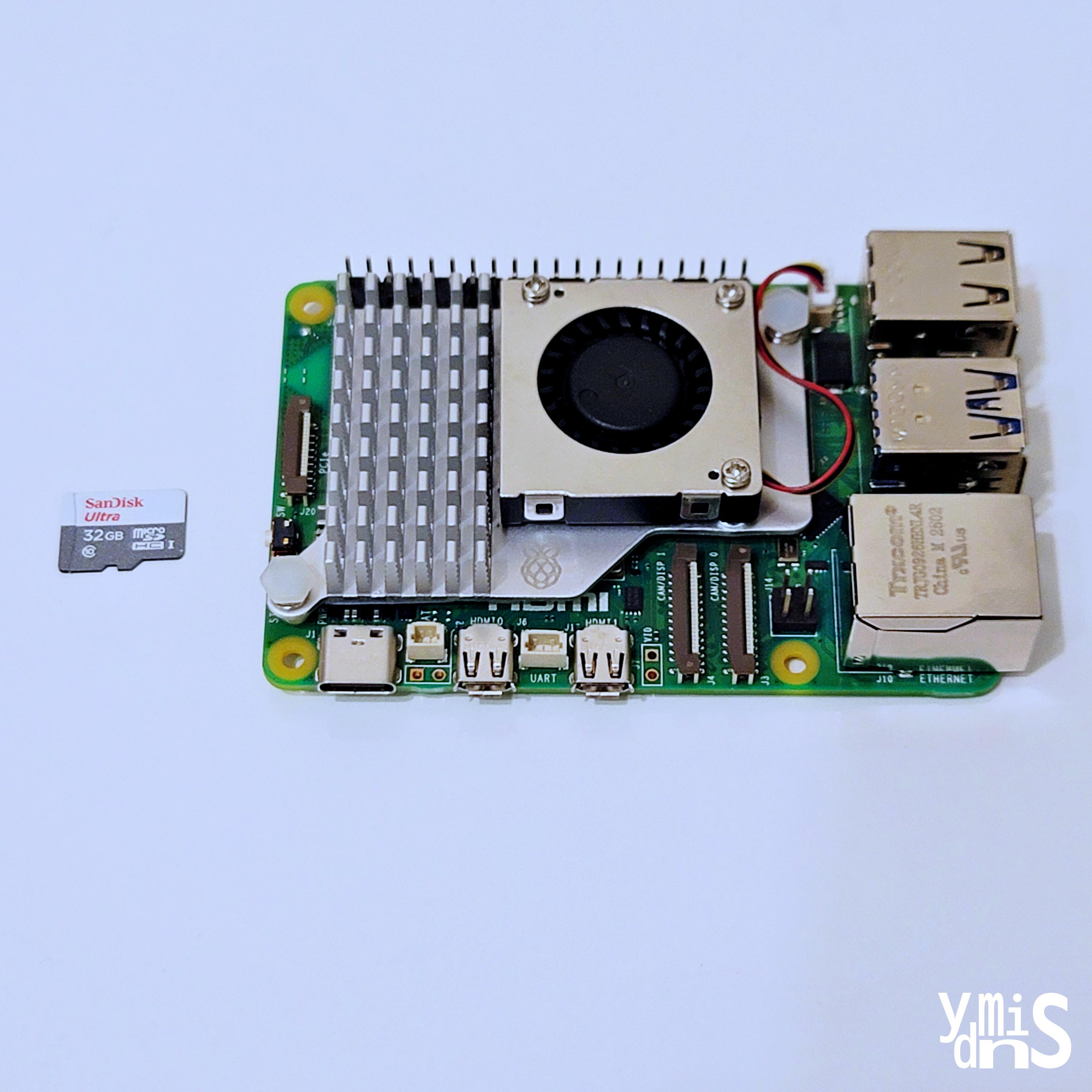 Personla Server Build - Raspberry Pi 초기 세팅 - SD 카드와 라즈베리 파이가 나란히 놓여있는 모습이다.