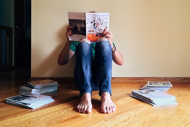 벽에 기대 앉아 책읽는 사람