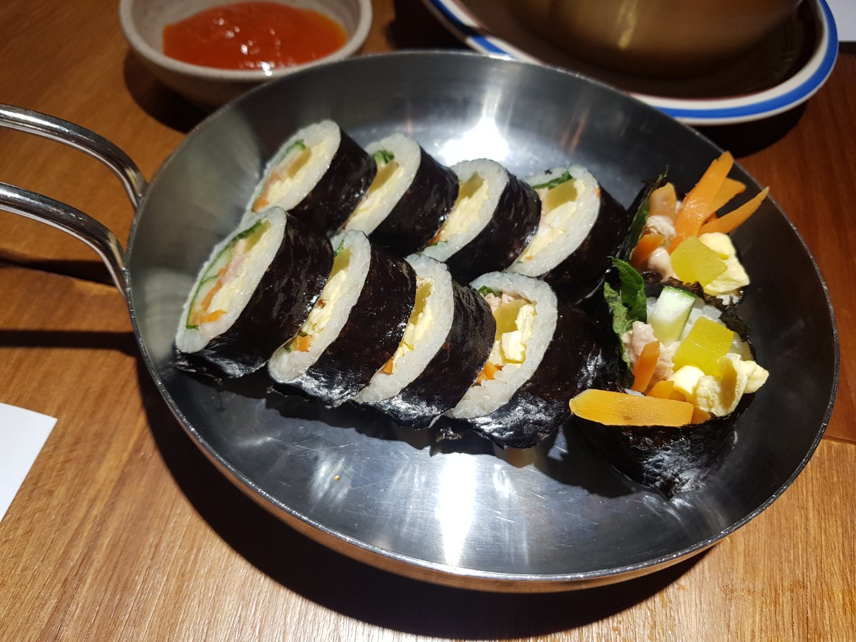 호치민 1군 레탄톤 치킨집 해두리 치킨(Haeduri Chicken) - 해두리 참치김밥