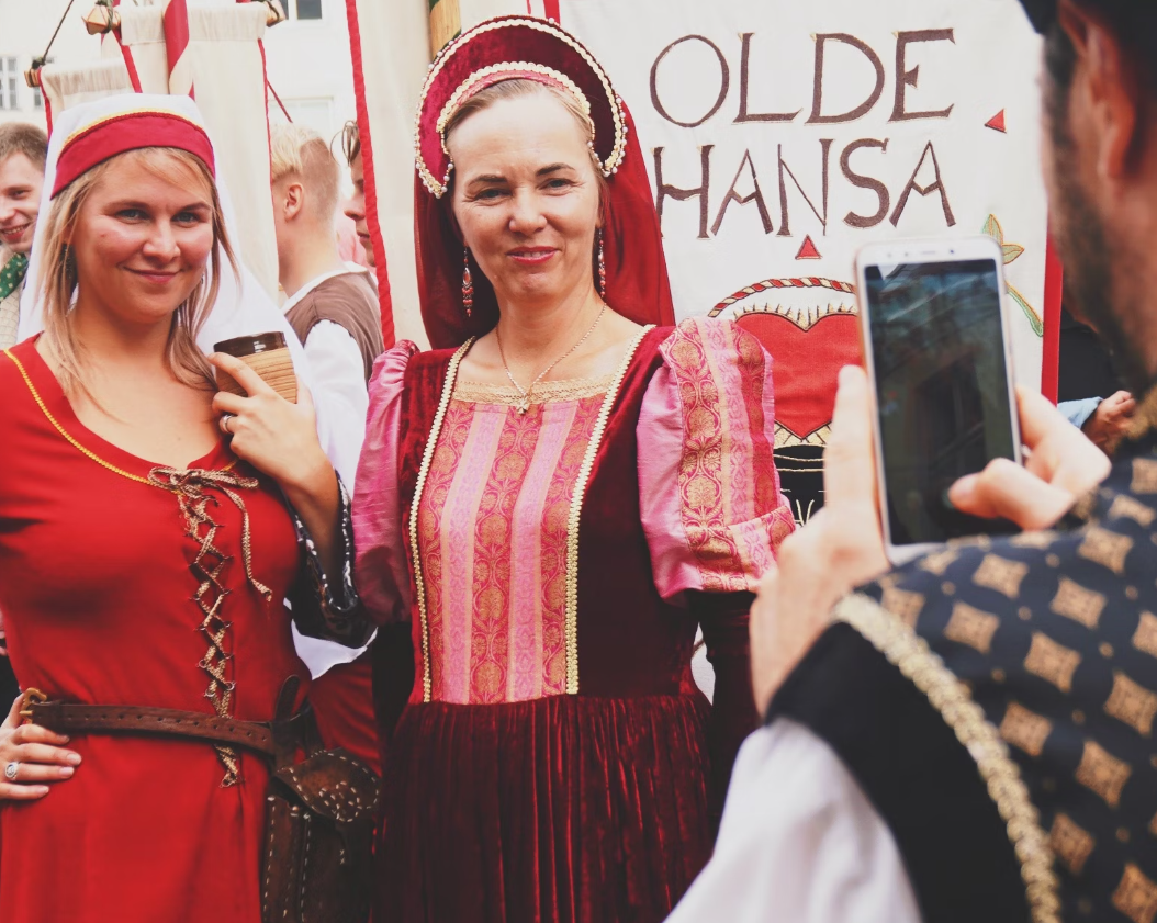 중세 드레스 옷 입은 여성들