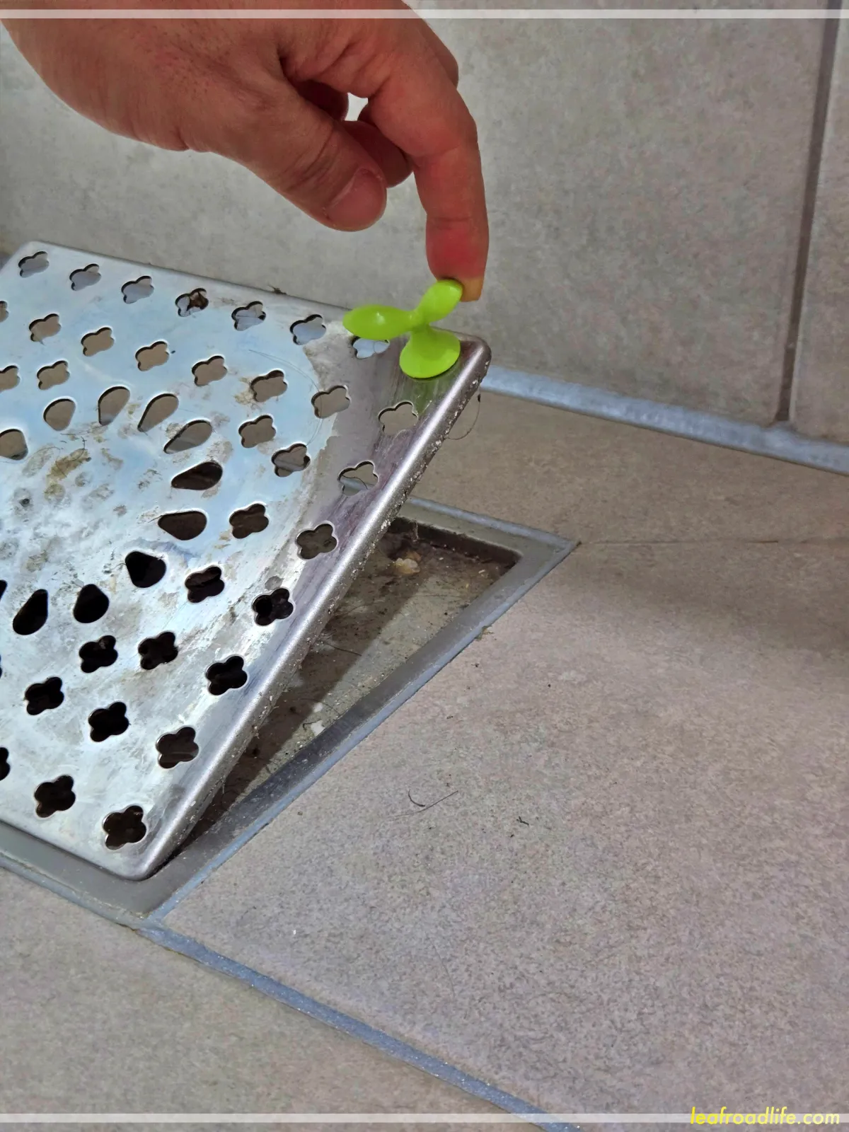 새싹-배수구-손잡이-설치한걸-열어보는-손가락