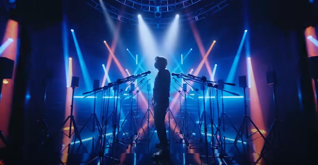 마이크에-둘러-쌓인-가수