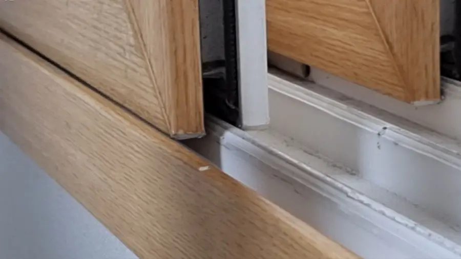 창틀 레일에 걸리는 모습