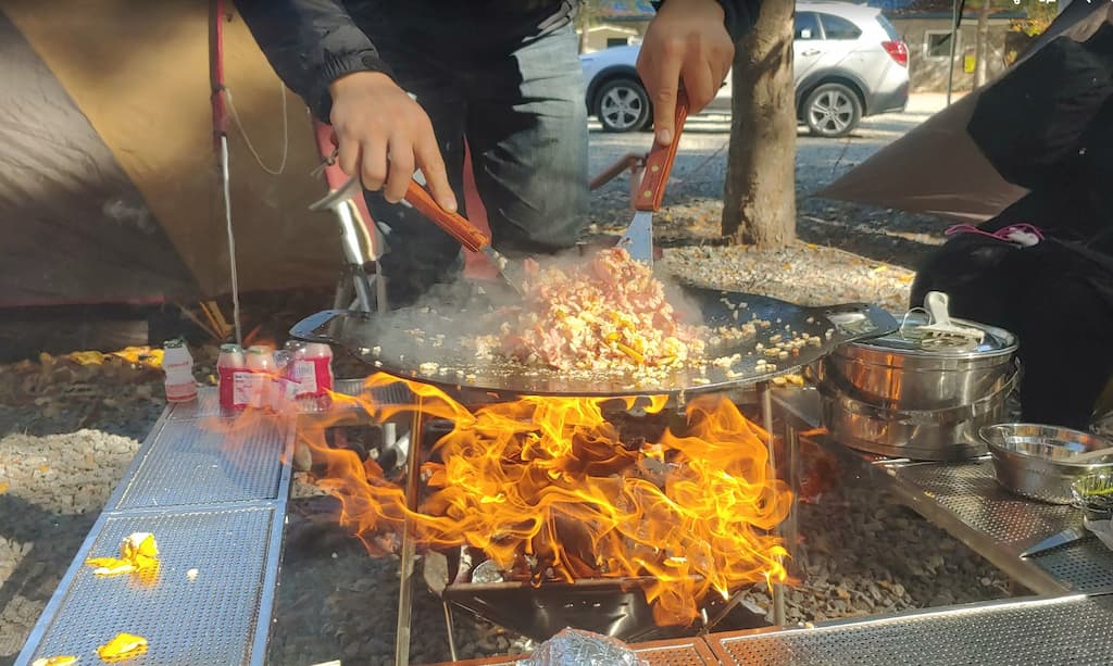 캠핑에서 만든 김치볶음밥