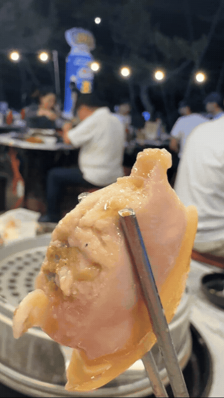 경포해변 화니조개에서 큼직한 조개찜을 먹는 모습
