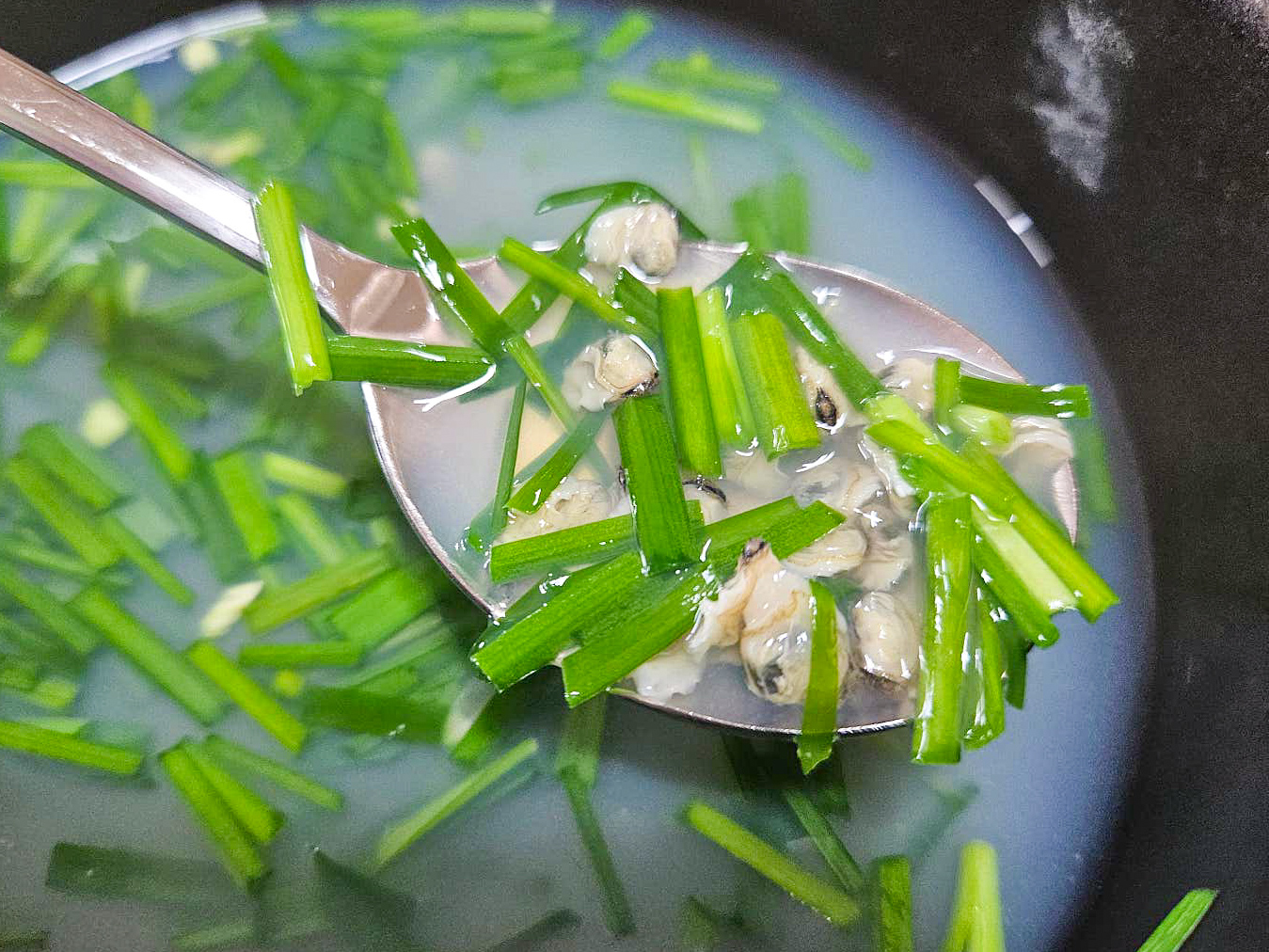 하동 하옹식당 재첩국을 숟가락으로 먹는 사진