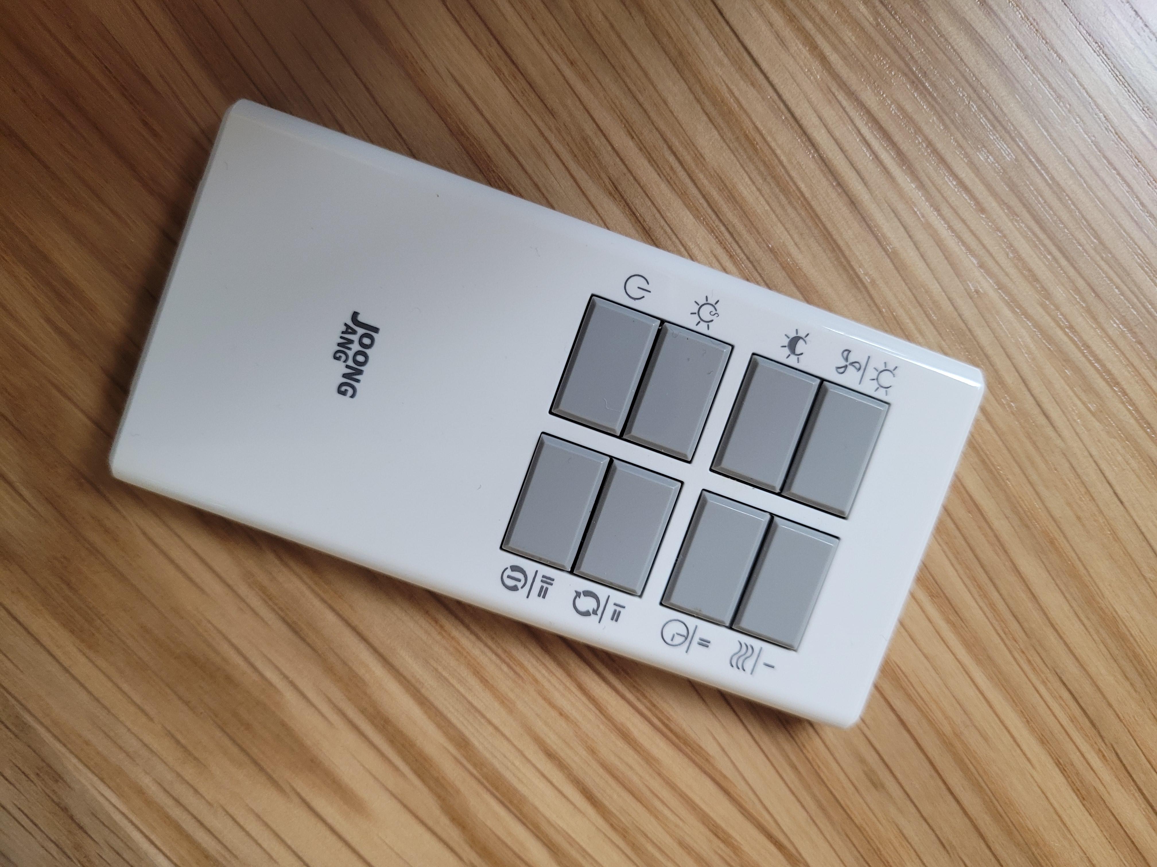 중앙이라고 쓰여진 조명 리모콘