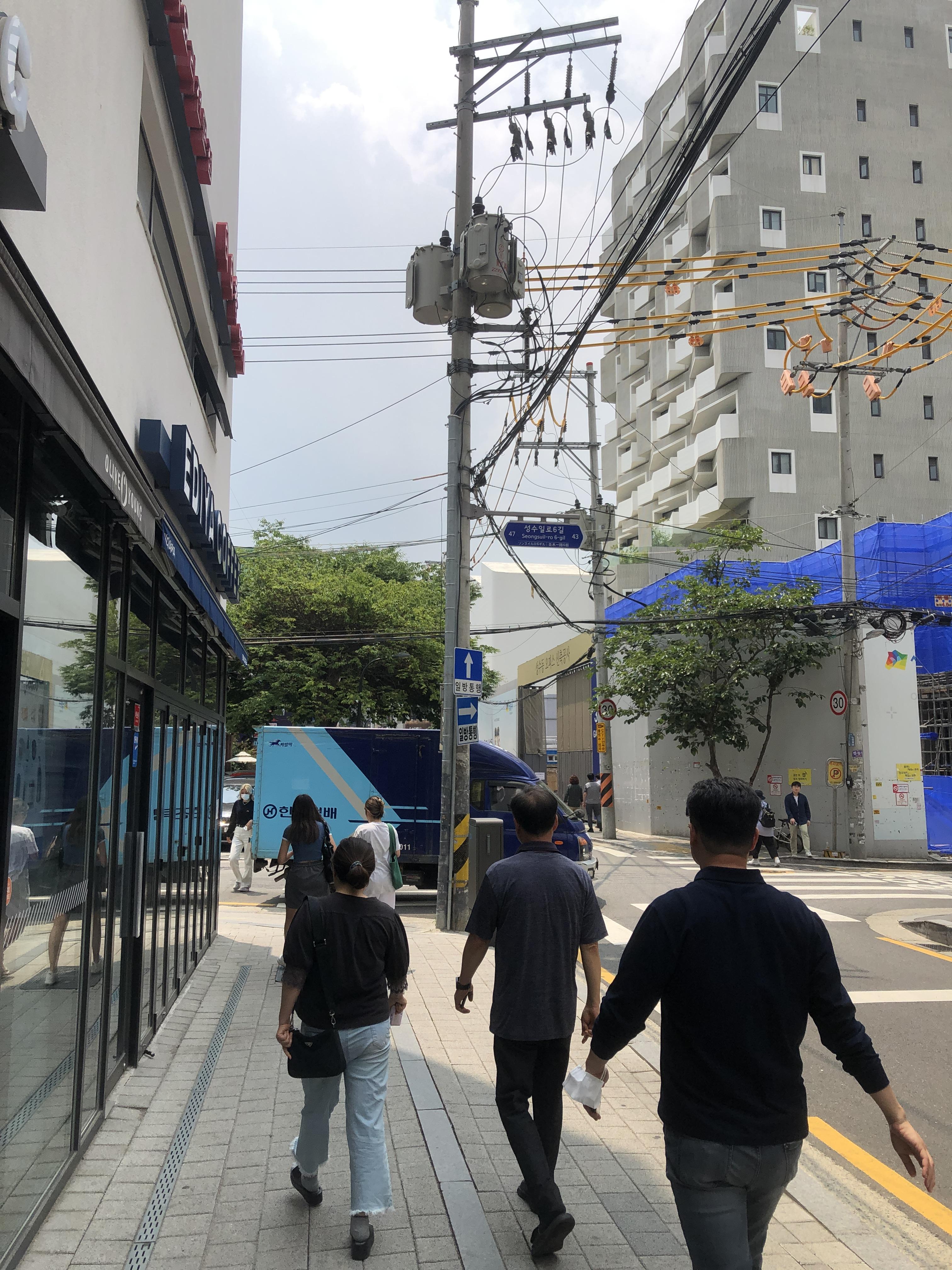 성수역 4번 출구 '연무장길' 산책: 중국 MZ 세대도 반한 성수동 레트로 감성